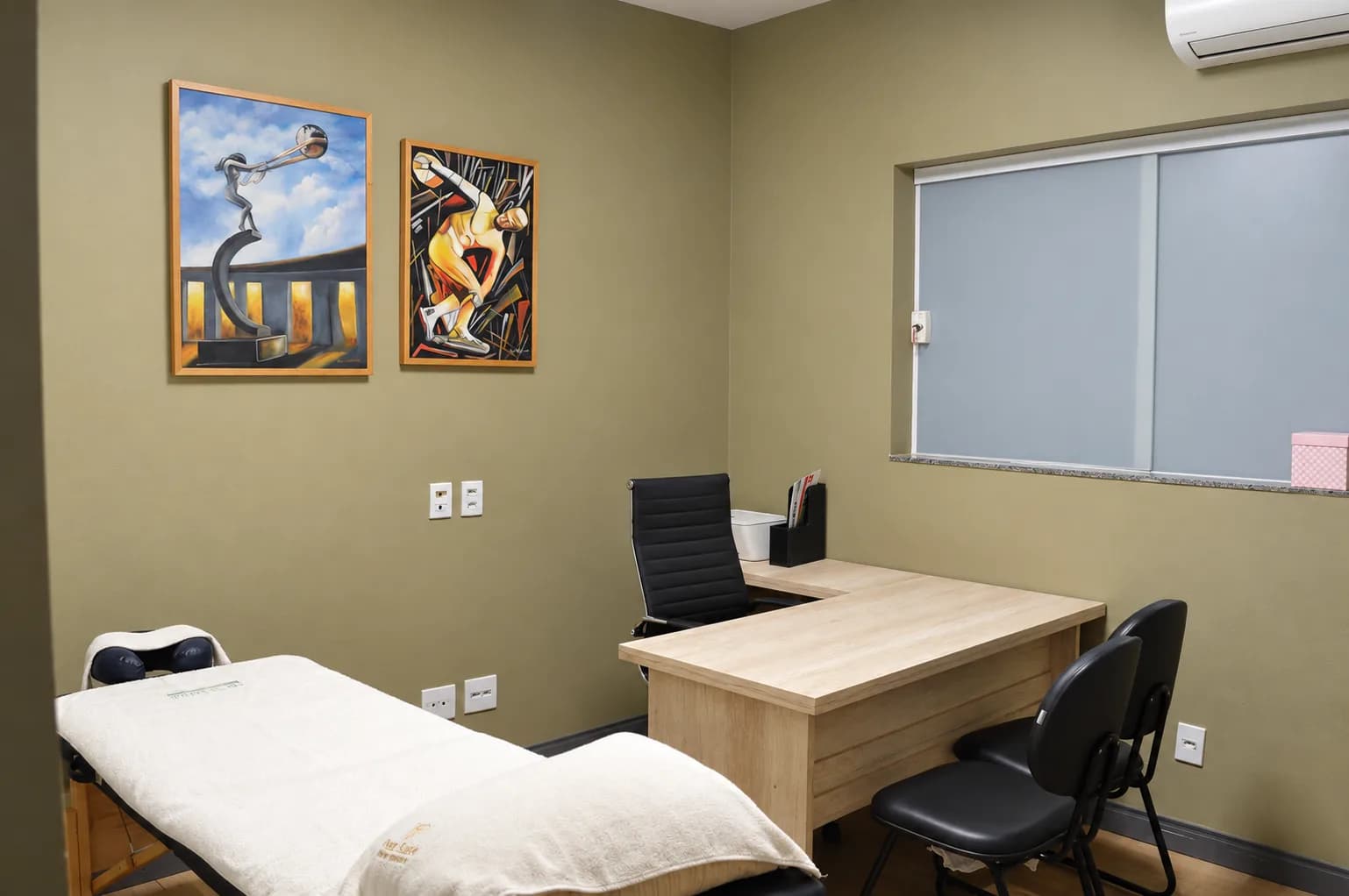 Sala de avaliação fisioterapêutica da Focus Saúde com maca e mesa de atendimento