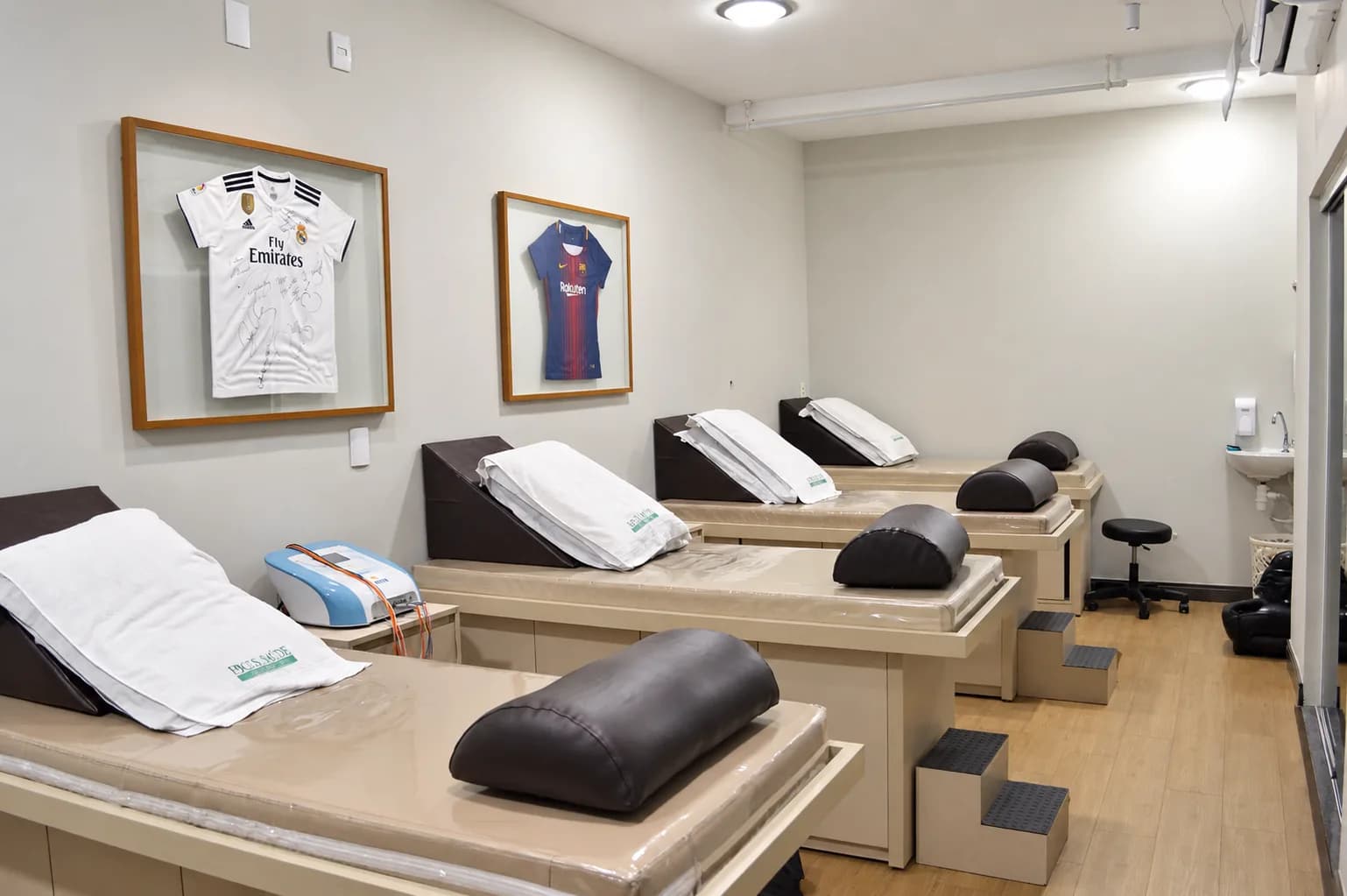 Sala de fisioterapia da Focus Saúde em Ribeirão Preto, com macas e equipamentos para reabilitação