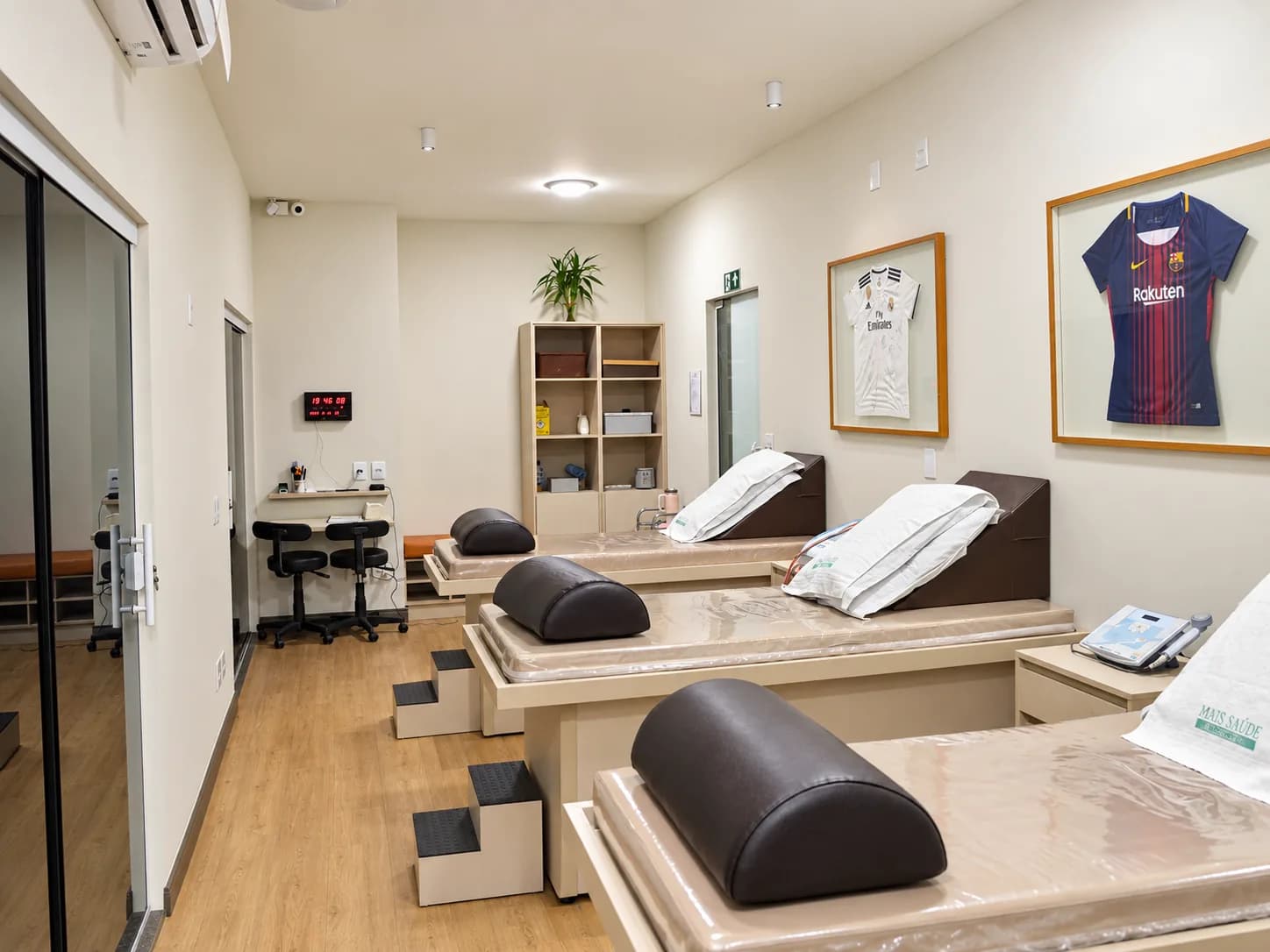 Sala de fisioterapia da Focus Saúde com macas para atendimento ortopédico e desportivo em Ribeirão Preto