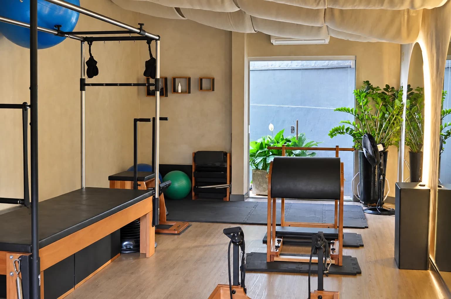 Studio de pilates da Focus Saúde com aparelhos clássicos e iluminação acolhedora