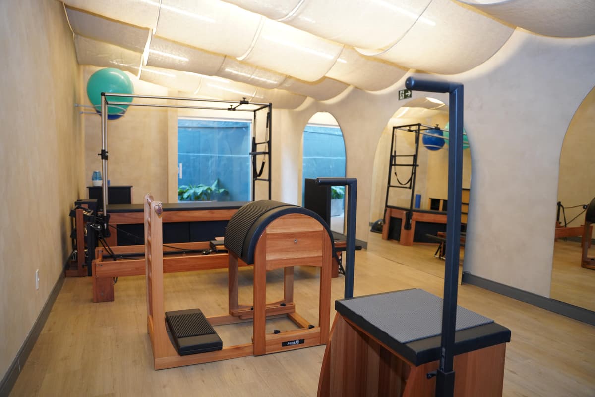 Sala de Pilates da Focus Saúde com equipamentos modernos para aulas personalizadas