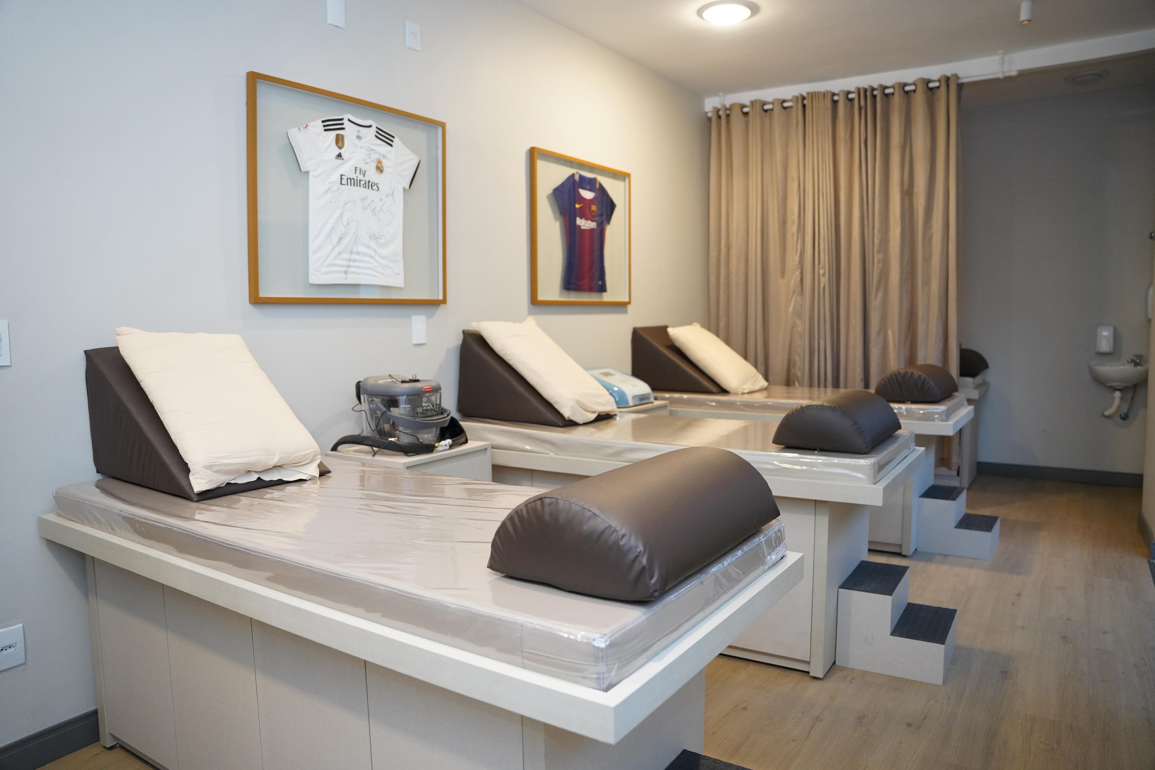 Sala de tratamento de fisioterapia da Focus Saúde em Ribeirão Preto com equipamentos modernos para reabilitação