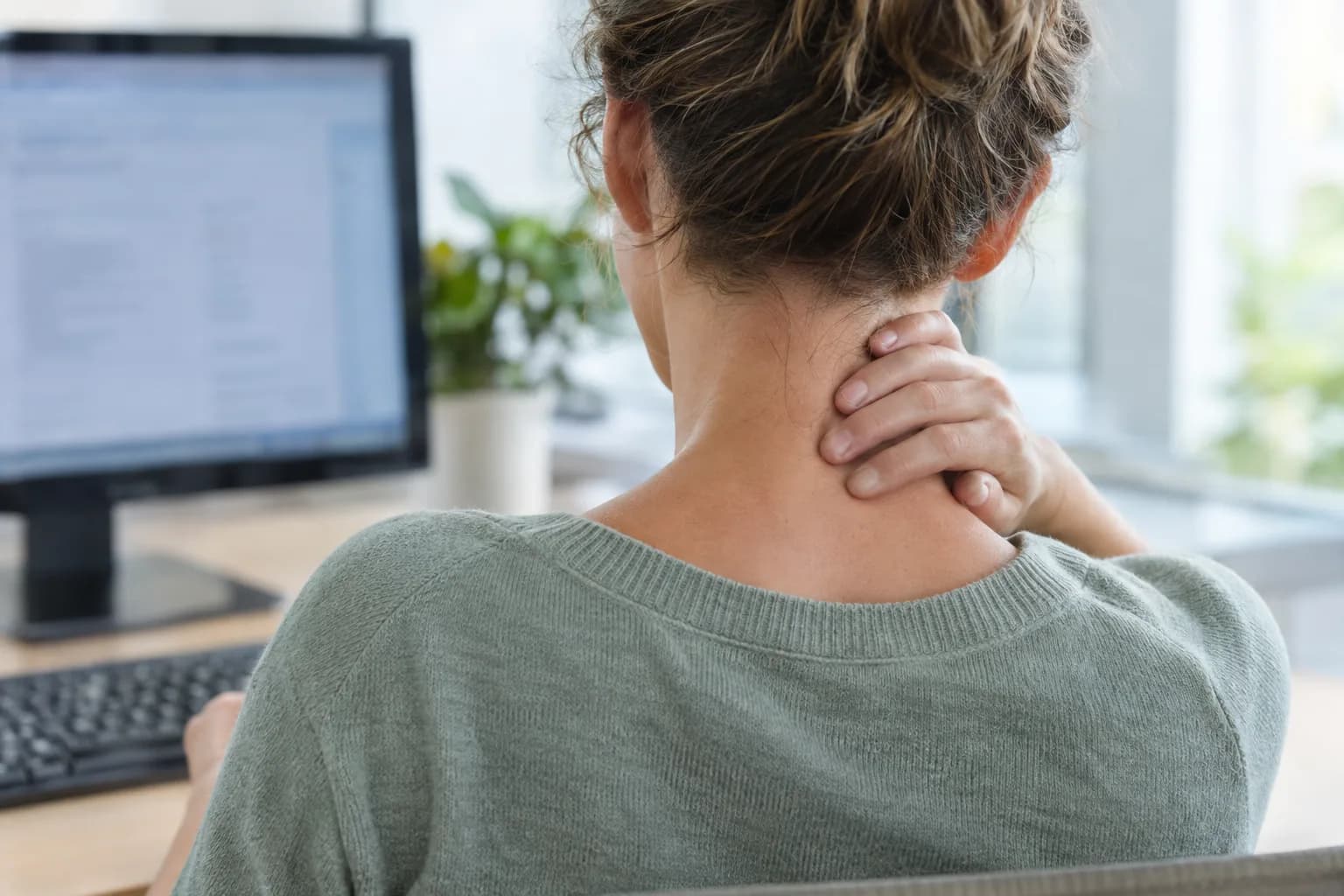Dor no pescoço no computador: além de ajustar a mesa - Blog Focus Saúde Fisioterapia Ribeirão Preto