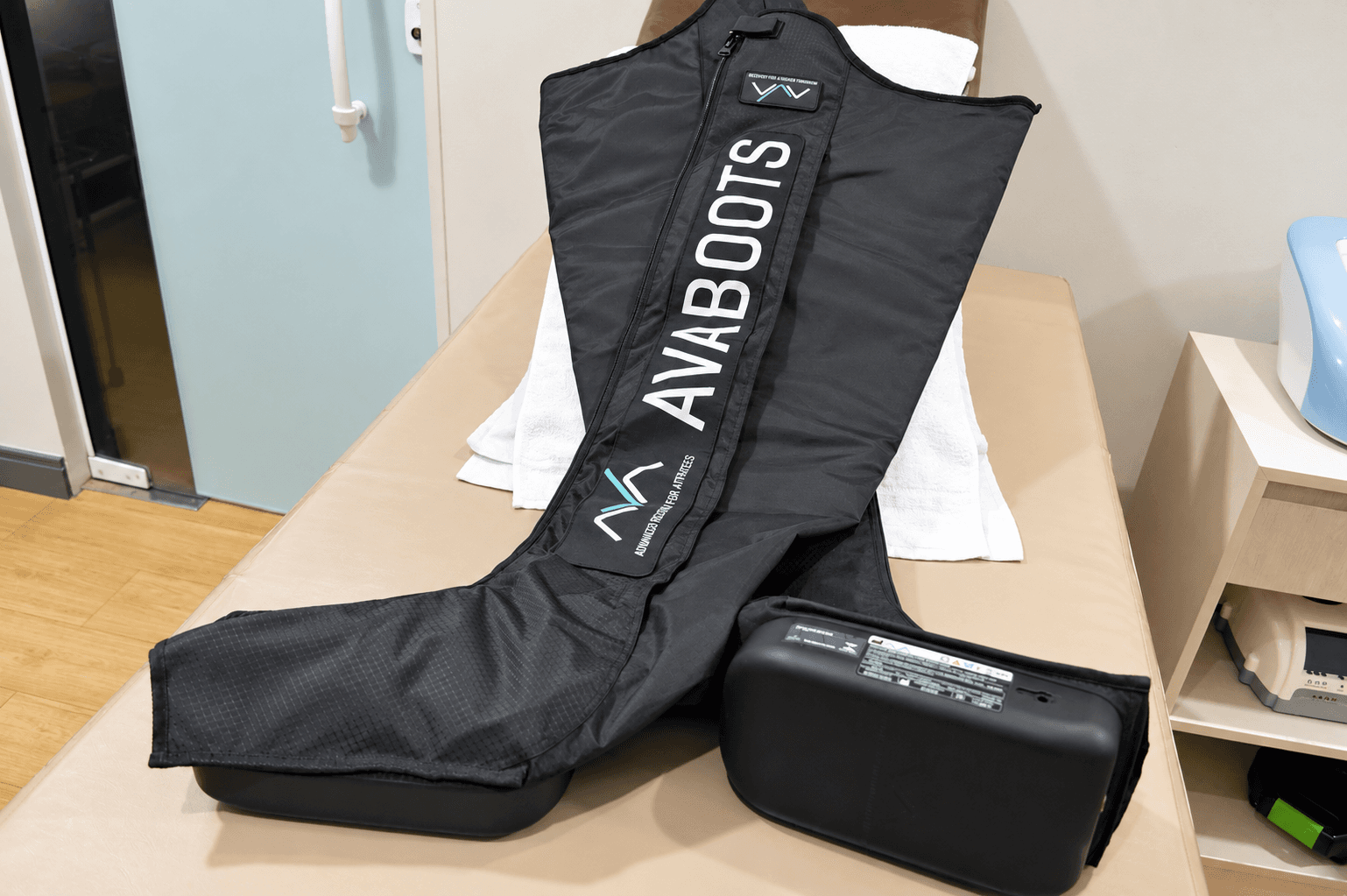 Botas de compressão pneumática Avaboots sobre a maca, utilizadas nas sessões de recovery da clínica Focus Saúde em Ribeirão Preto.