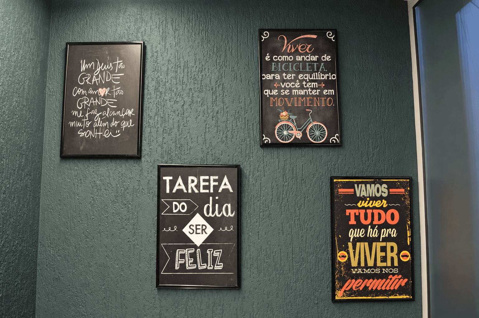 Quatro quadros com frases motivacionais em parede verde texturizada, na clínica Focus Saúde em Ribeirão Preto.